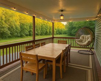 Cabin w/ Hot Tub, Frisbee Golf, Games on 13 Acres - Strasburg - Balcony