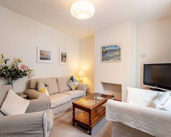 A lovely three bedroom home in the heart of Whitstable. - Whitstable - Living room