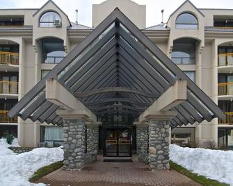 Newly renovated Quality 1 bedroom at the Marquise- heated pool, located on Free ski/village shuttle - Whistler - Edificio