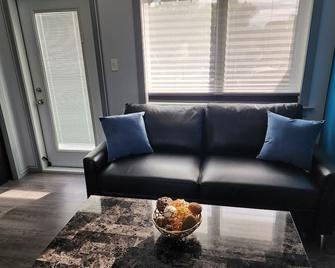 Studio Loft with Patio & Hot Tub - Lethbridge - Living room