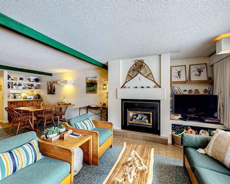 Village Green Unit 8F - Stowe - Living room
