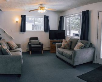 Lakeside cottage with boat dockage and direct access to ATV & snowmobile trails - Eagle Lake - Living room