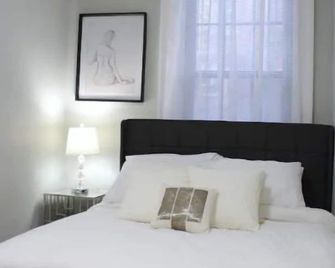Beautiful 2 Bed 2 Bath Soaker Tub - Albany - Bedroom