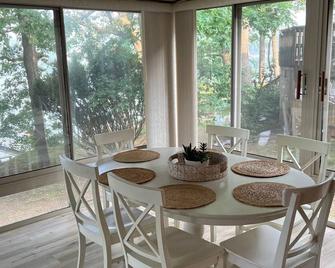 Beautiful cottage on the lake\n2 bedroom, 1 bath, sleeps 7-8 - Three Rivers - Essbereich