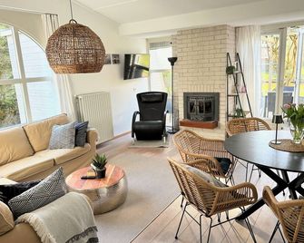 Beautiful located on water terrace, large dobble room at ground level, good WLAN - Brouwershaven - Huiskamer