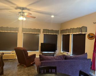 Cozy Cabin with a Private Lake in Fins & Feathers RV Park in Donalsonville GA - Donalsonville - Sala de estar