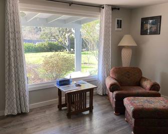 Welcome to Piccolo Cottage! Located in a quiet residential area, - Eugene - Living room