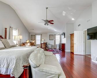 Spacious Snellville Home 28 Mi to Atlanta! - Snellville - Bedroom