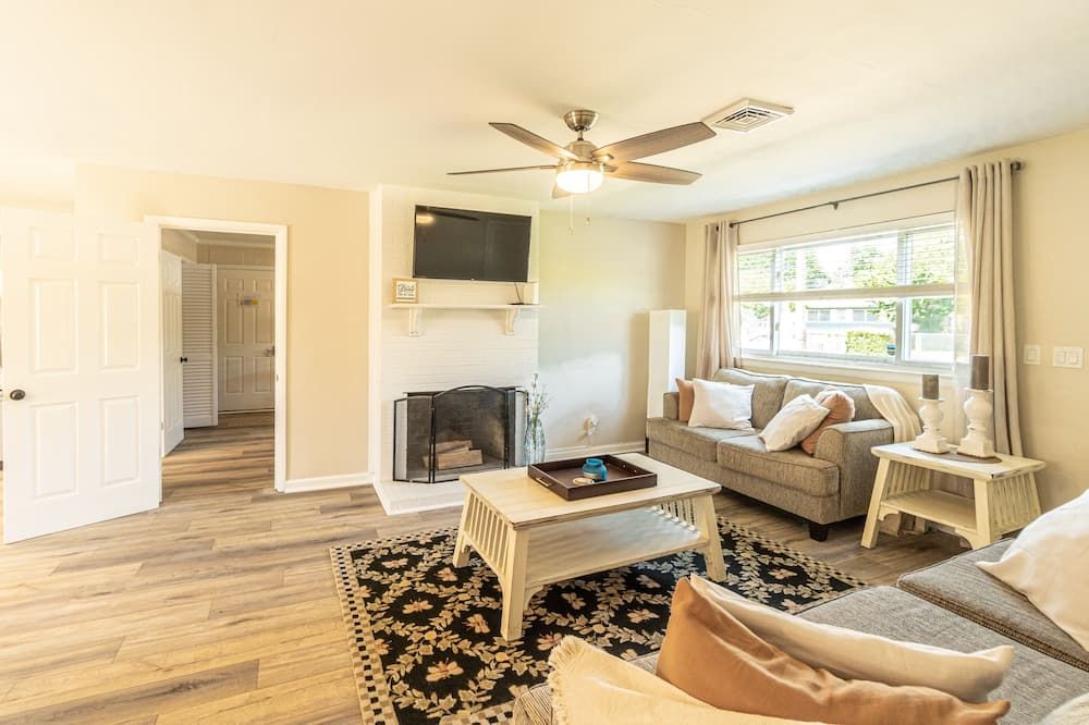 Cozy Bay Cottage private backyard blocks from beach! - נורפולק - סלון