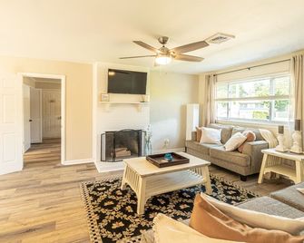 Cozy Bay Cottage private backyard blocks from beach! - נורפולק - סלון