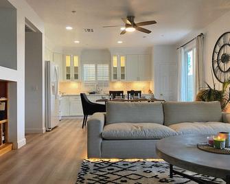Golf course house with 2 master bedrooms - Fontana - Living room