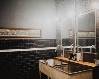The Starr Loft- Earlham, Iueast, Historic District - Richmond - Bathroom