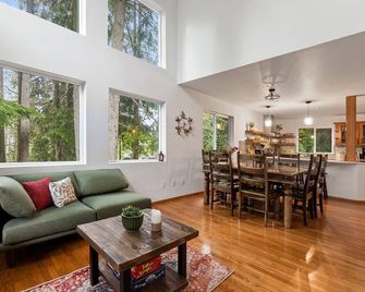 Spacious Forest Haven - 4br, 7 Beds, Firepit - Sleeps 10 - Bellingham - Dining room