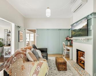 Cherry Tree Cottage! Cbd Magic! - Toowoomba - Living room