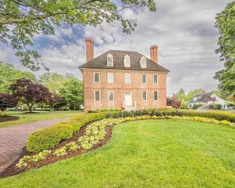 Step into Colonial Charm at The Historic Powhatan Resort in Williamsburg - 2 Bd. - Williamsburg - Byggnad