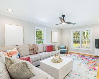 Spacious, Clean 5BR w/ Heated Pool and Spa on 8 Acres in Horse & Wine Country - Marshall - Living room
