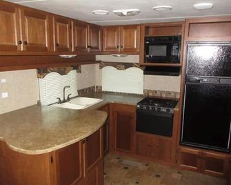 RV 9 Fully Furnished and Pet Friendly - 2 Miles from I-20 Ramp - Midland - Kitchen