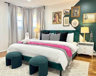 Chic 2-Bed Apt Free Wi-Fi/King Bed/ Parking & Mid-Century Charm - West Hempstead - Bedroom