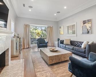 Charming family home with gated courtyard - Los Angeles - Olohuone