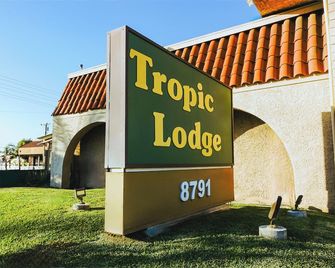 Tropic Lodge - Garden Grove - Building