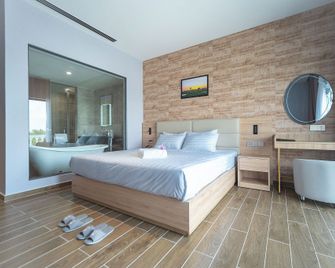 Bamboo Riverside Boutique Hotel - Ben Tre