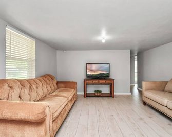 Adorable Country Quarters - Pasadena - Sala de estar