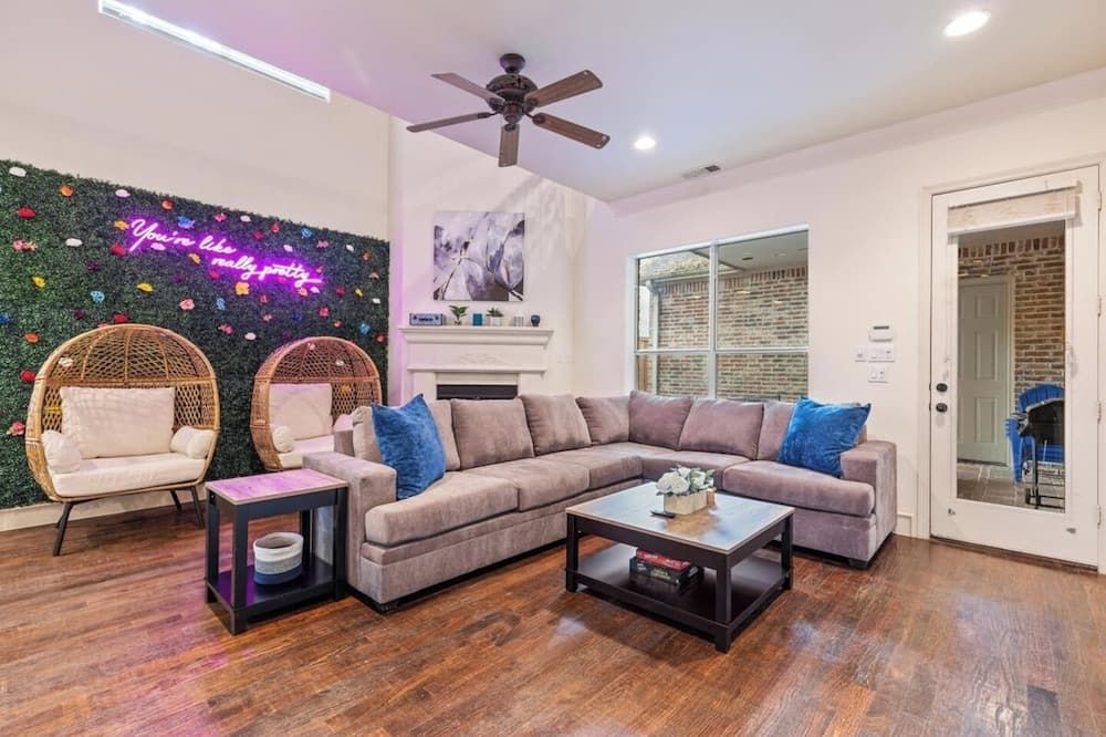 Huge Home w/ Gameroom, Patio, & Secret Room! - Dallas - Olohuone