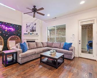 Huge Home w/ Gameroom, Patio, & Secret Room! - Dallas - Olohuone