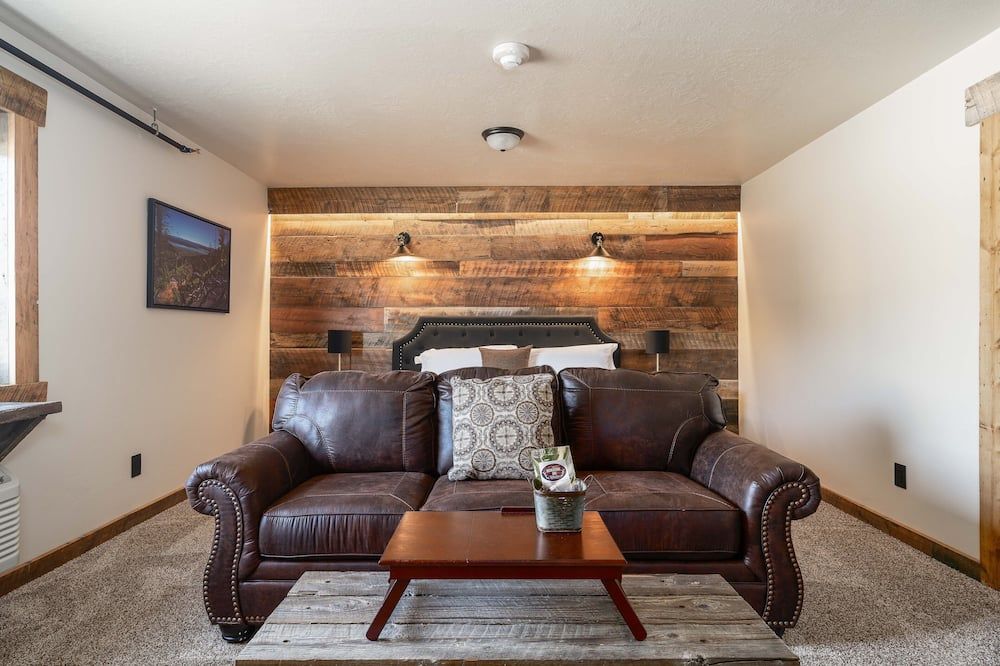 The Adventure Inn Yellowstone - West Yellowstone - Living room