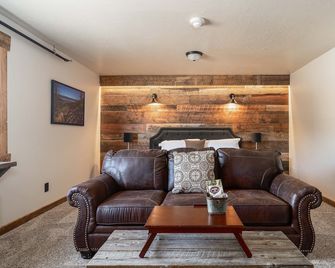 The Adventure Inn Yellowstone - West Yellowstone - Living room
