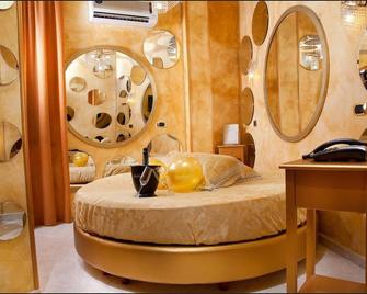 Hotel & Resort Bee Queen - Marina di Varcaturo - Schlafzimmer