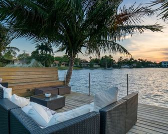 Casa Santorini Waterfront Pool - Miami
