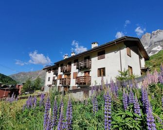 Ski chalet Cervinia Martino e Bassi ski-in-ski-out 6 persons sunny balcony wifi - Valtournenche - Building