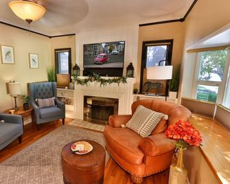 12 Min Walk To Downtown. 5 Min Walk To Whitman. Surrounded By 2 Beautiful Parks. - Walla Walla - Living room