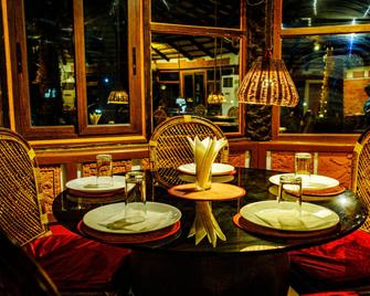 Raktokorobi Karu Gram - Shānti Niketan - Restaurant