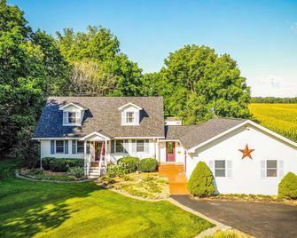 Lovely Interlaken Home w/ Fire Pit & Yard! - Interlaken - Edificio