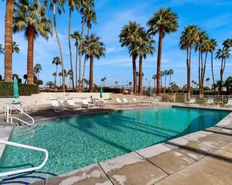 Delightful and sophisticated condo with shared tennis, outdoor pool, & spa - Palm Springs - Pool