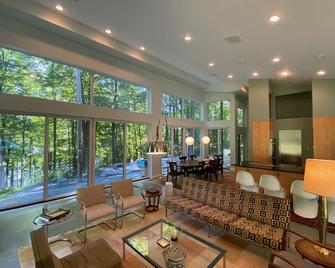 Modern Glass Riverfront Three Bedroom Home - Callicoon - Lounge