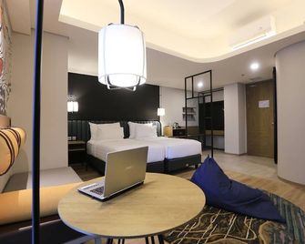 Luminor Hotel Purwokerto by Wh - Purwokerto - Спальня