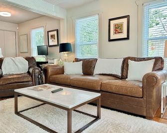 Comfy Urban Retreat, Pet Friendly, Private Driveway Parking 30+ Nt Min - ヒューストン - リビングルーム