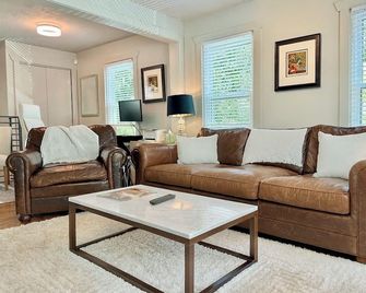 Spring Special 2026! Comfy Urban Retreat, Pet Friendly! 30+ Nt Min - Houston - Living room