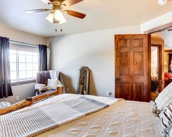Centrally-Located Deadwood Apt w/ Mountain Views! - Deadwood - Bedroom