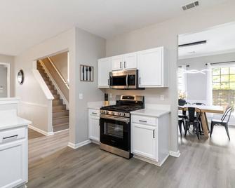 5-Bed Gem Close to Duluth Fun Sleeps 16 - Duluth - Kitchen