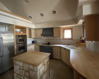 (Oak Cabin) Cottage in the Woods, Beach Access - Pets OK - East Tawas - Cocina