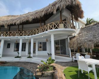 Ixchel Restaurant & Hotel - El Sunzal - Building