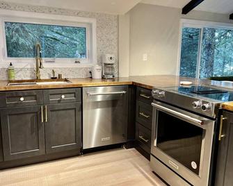 The Shoreline Cabin - Kodiak - Kitchen