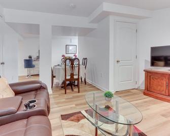 Cozy Inwood Apartment History, Hiking and Wine! - Inwood - Living room