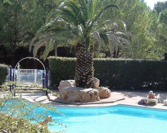 Arcadius Hotel - Баларюк-ле-Бен - Басейн