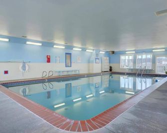 Spacious Top Floor Oceanfront Suite - Pool and Sauna - Sleeps 4 - Lincoln City - Pool