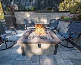 River Pools Cabin - Indoor Pool, Lake Access - Maiden Rock - Patio